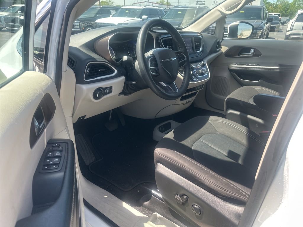 Used 2022 Chrysler Voyager LX image 30