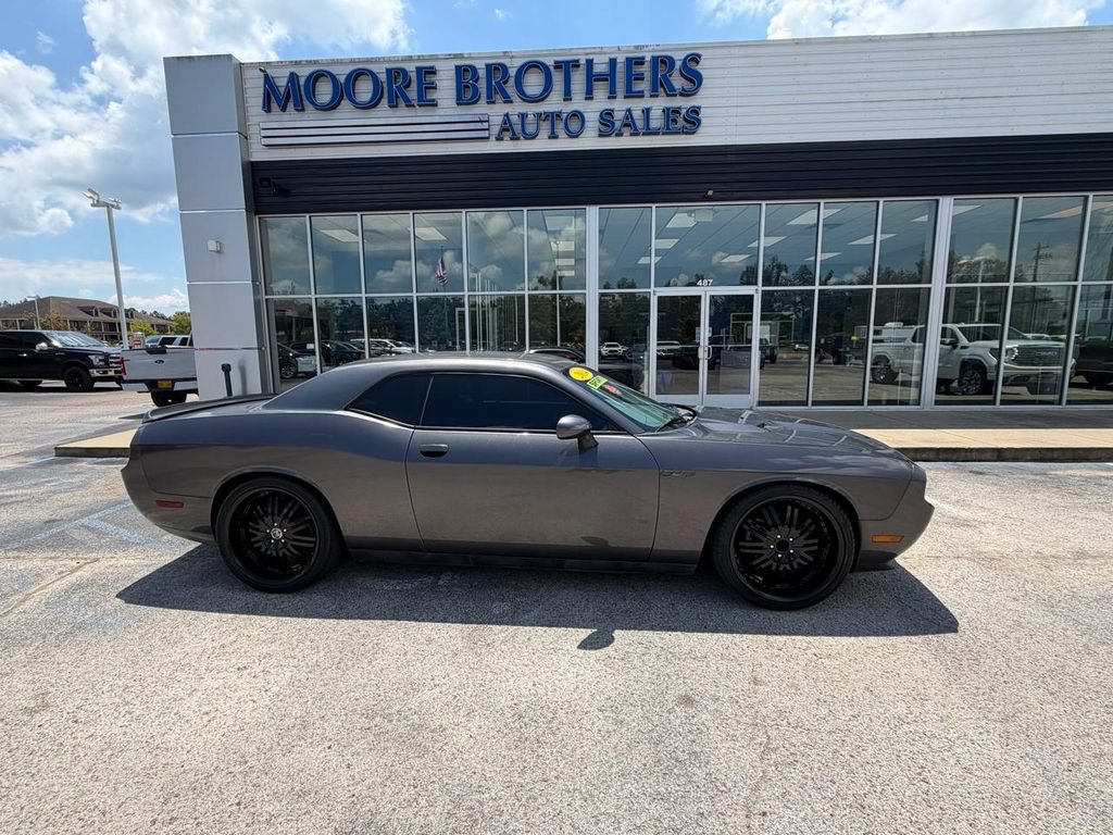 Used 2014 Dodge Challenger SXT RWD image 1
