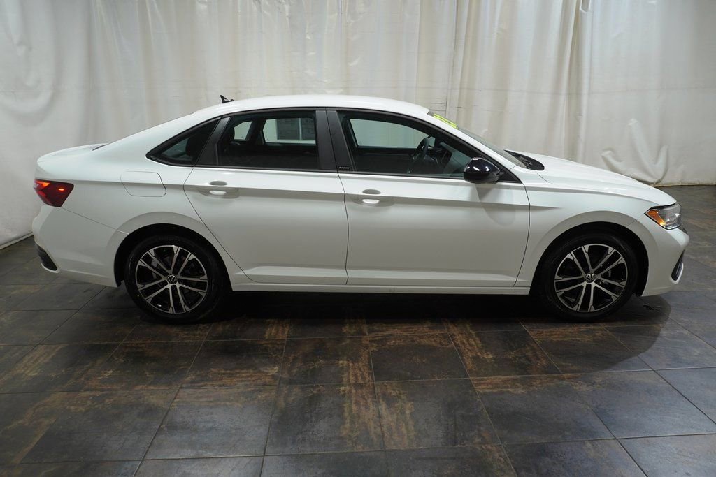 Used 2023 Volkswagen Jetta Sport image 3