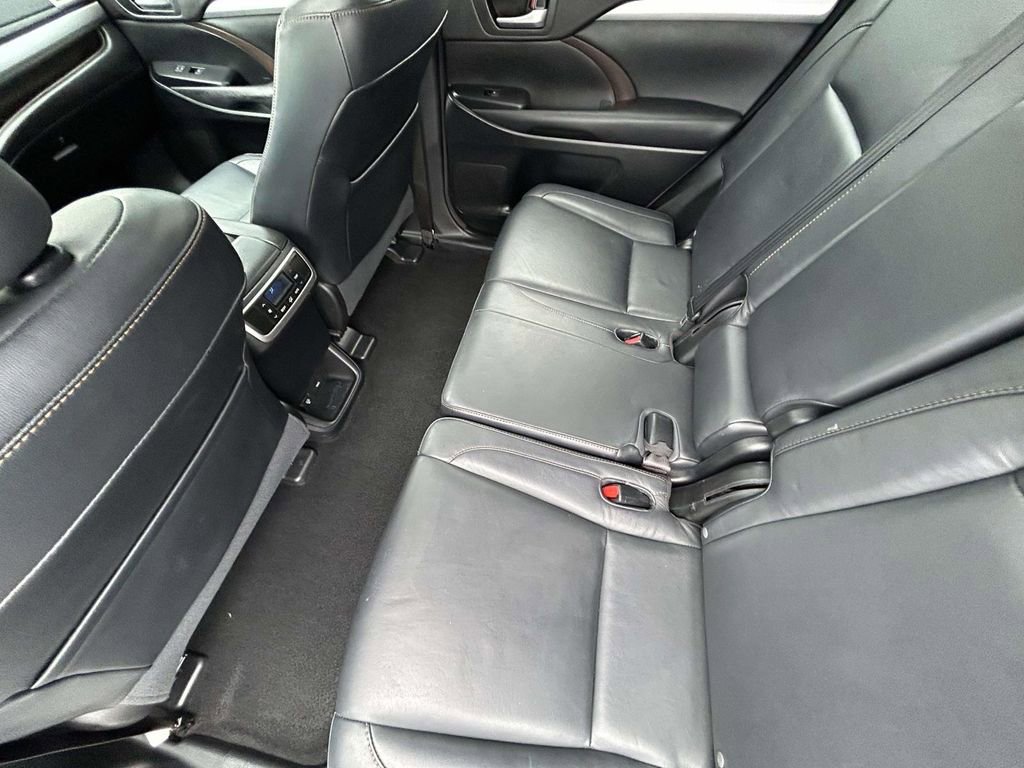 Used 2015 Toyota Highlander XLE image 12
