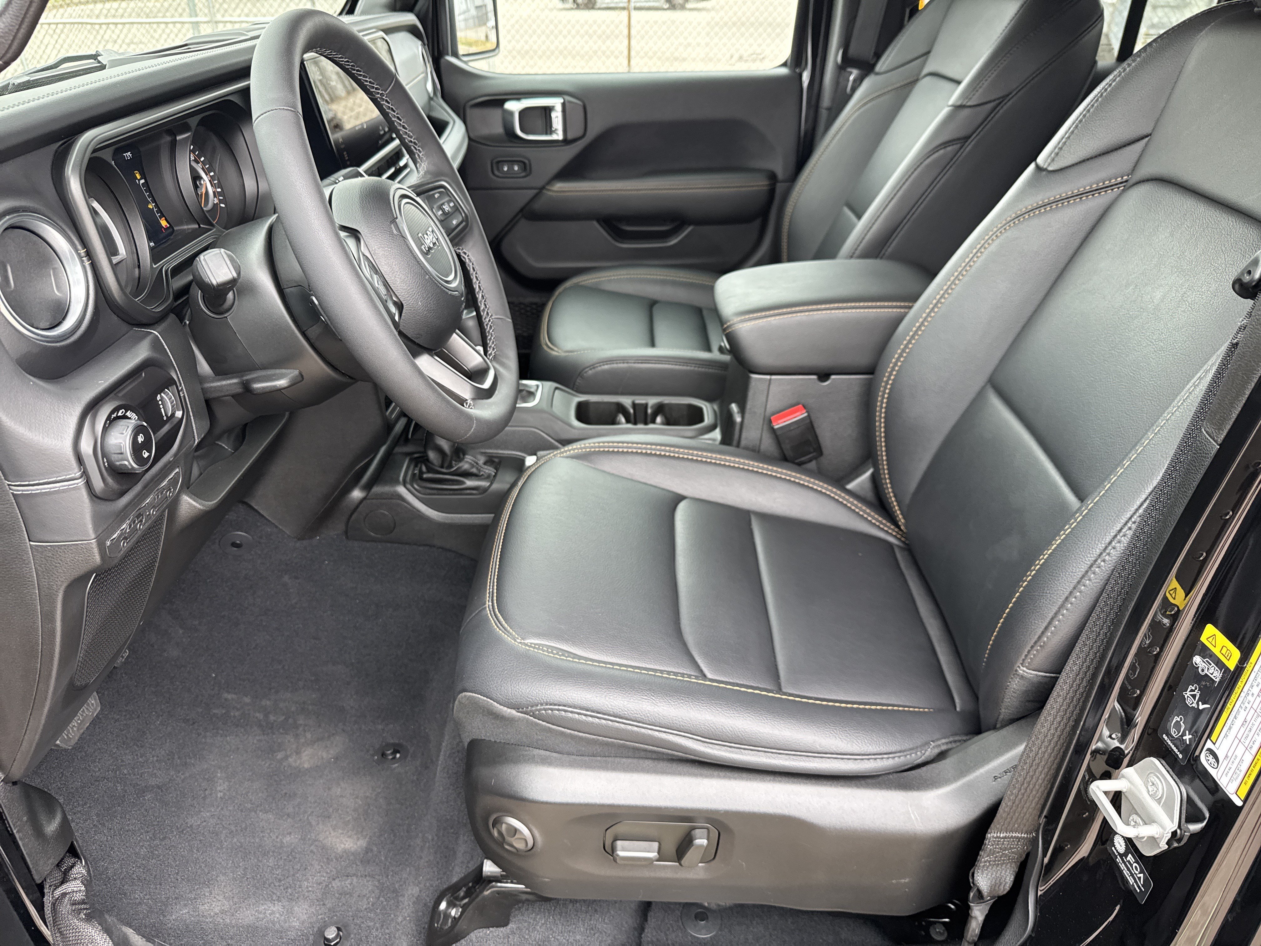 Used 2025 Jeep Gladiator Sport AWD/4WD image 5