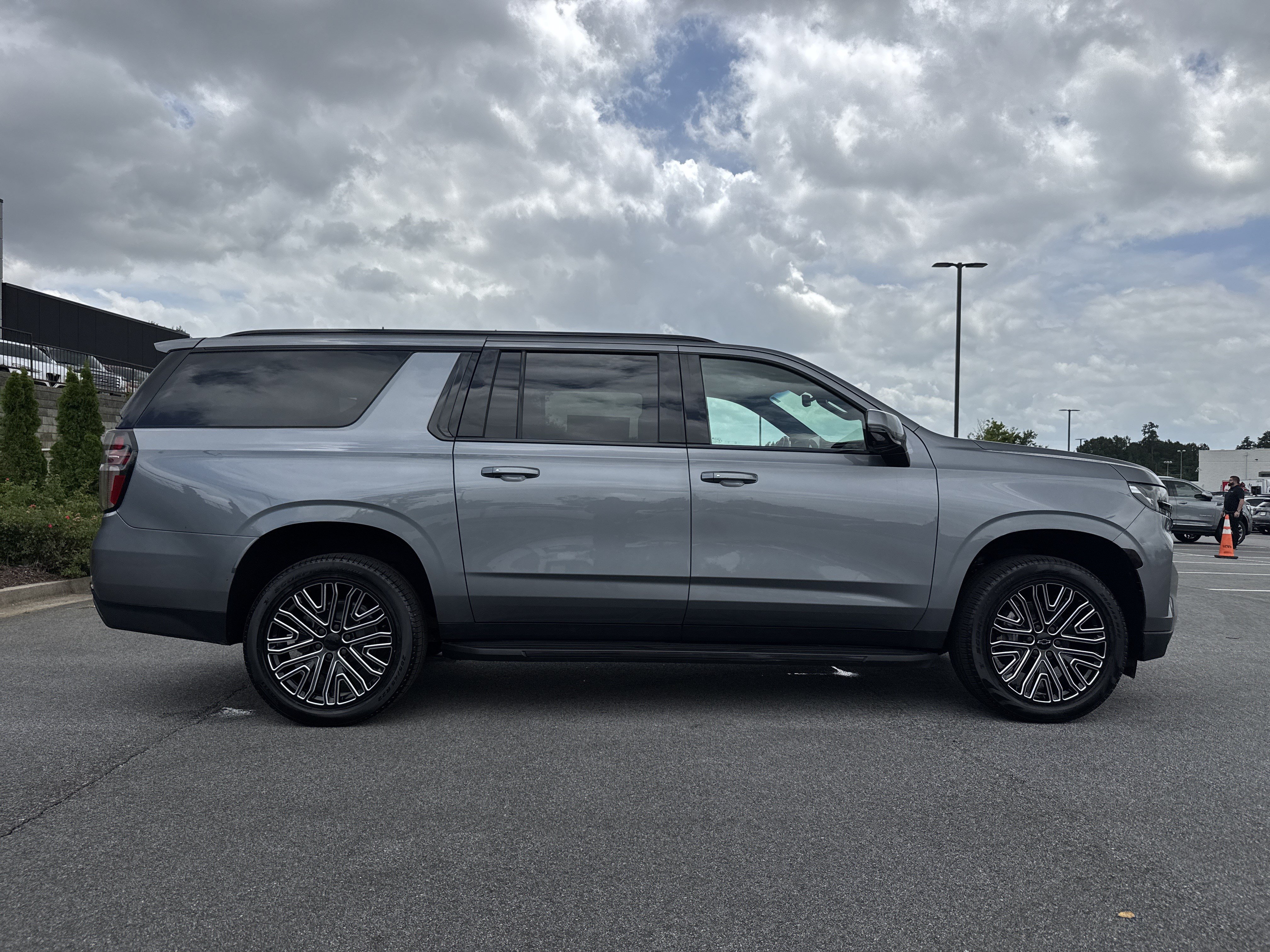 Used 2022 Chevrolet Suburban LT w/ Luxury Package AWD/4WD image 11