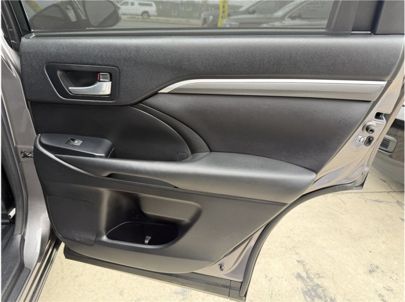 Used 2017 Toyota Highlander SE FWD image 29
