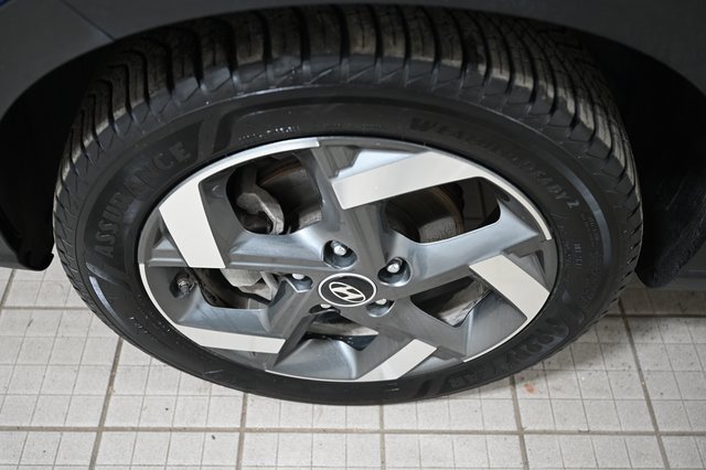 Used 2022 Hyundai Venue SEL image 17