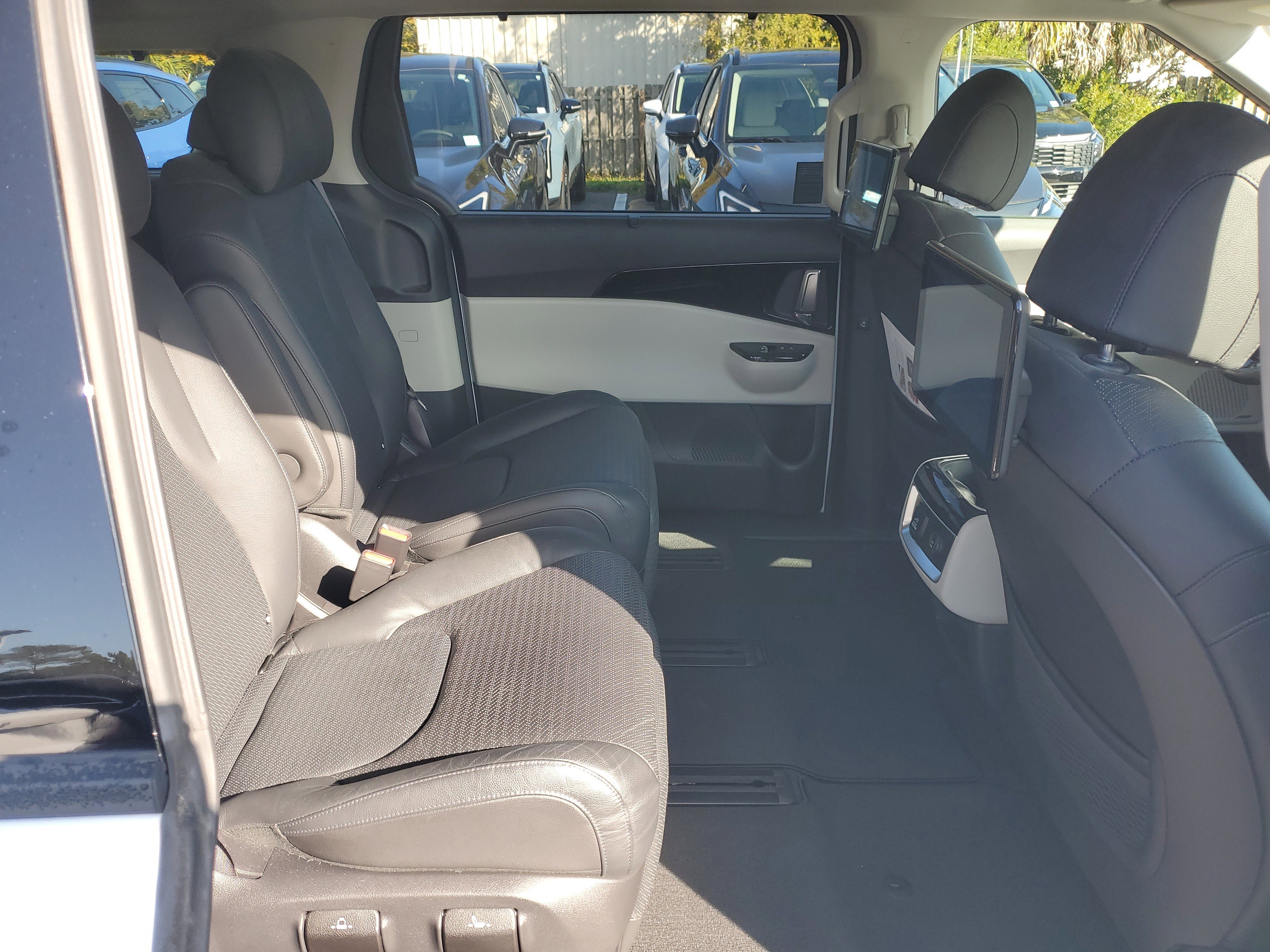 Used 2022 Kia Carnival SX Prestige image 12