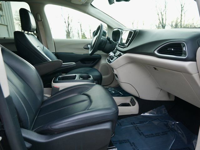 Used 2024 Chrysler Pacifica Touring-L image 8