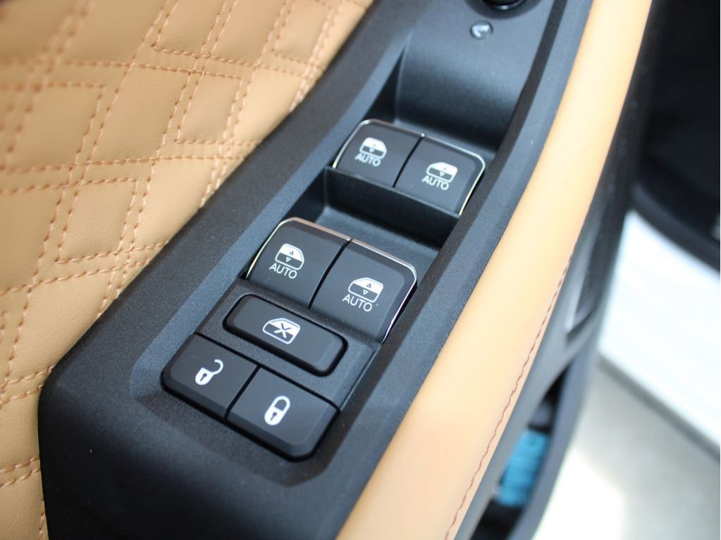 New 2025 Jeep Grand Cherokee Summit image 10