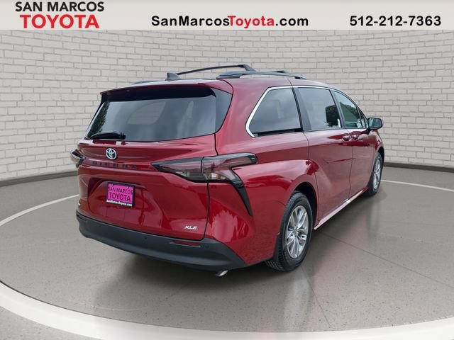 Used 2025 Toyota Sienna XLE image 5