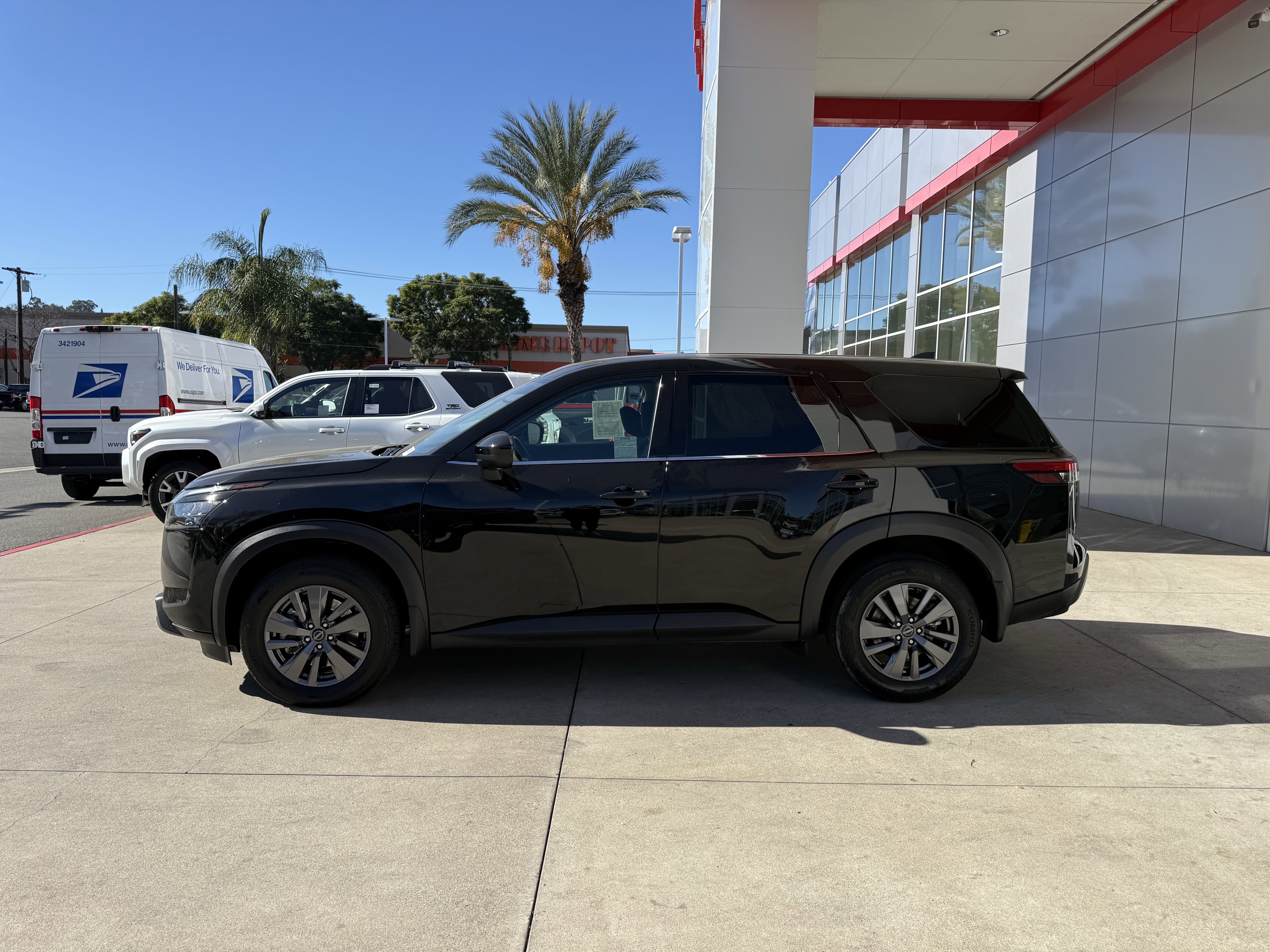Used 2024 Nissan Pathfinder S image 2