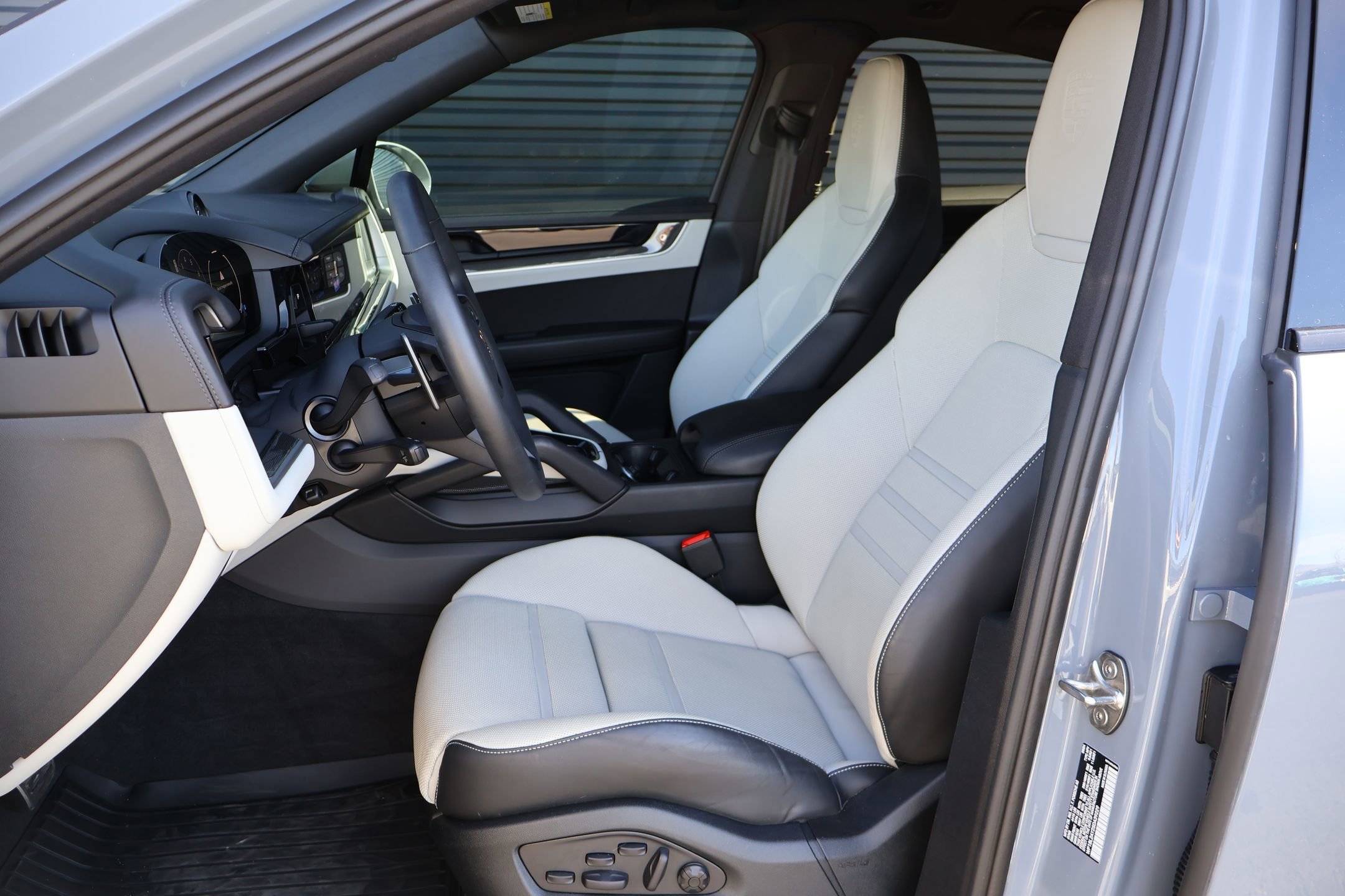 Used 2025 Porsche Cayenne S image 5