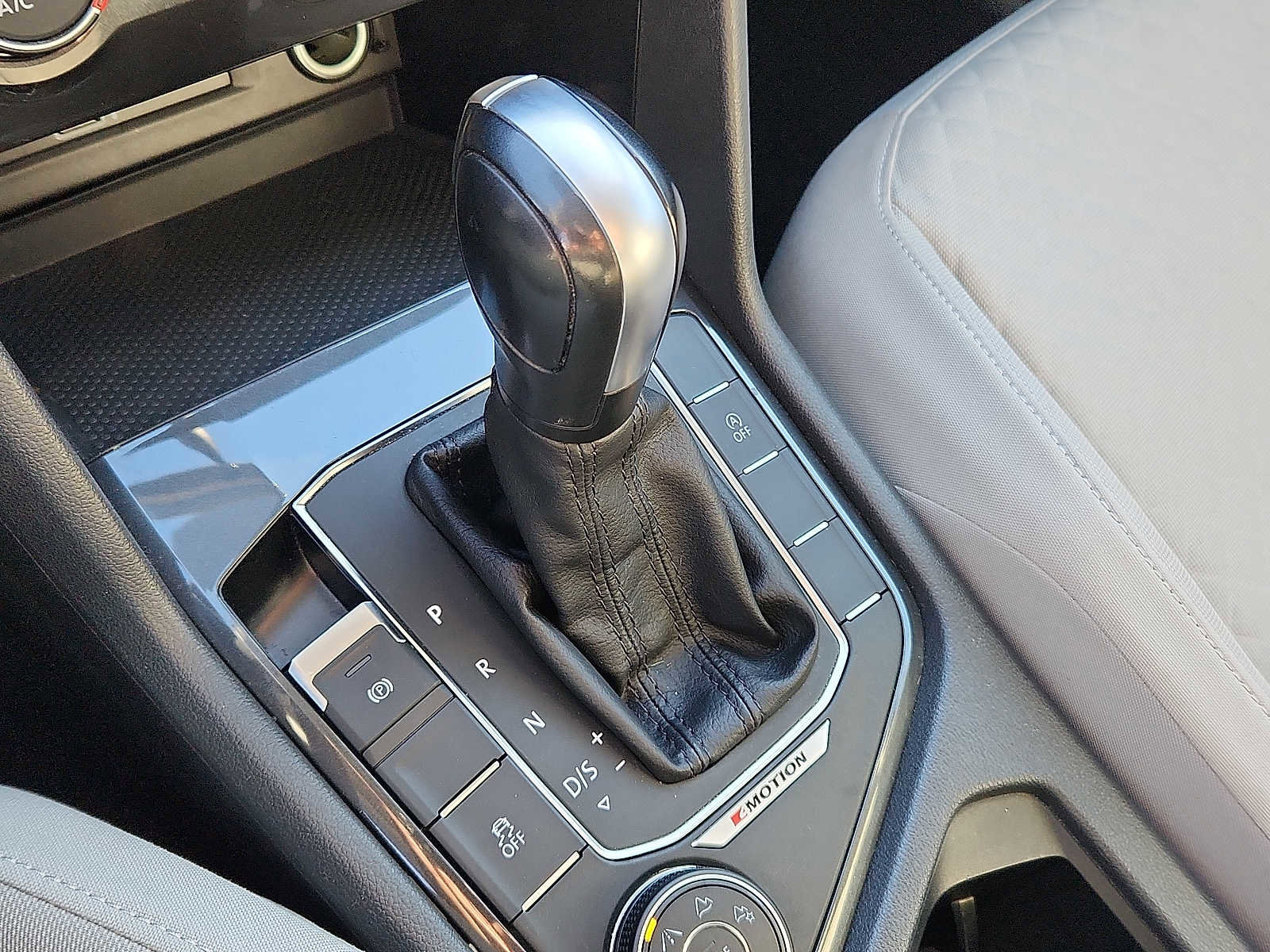 Used 2018 Volkswagen Tiguan S image 13