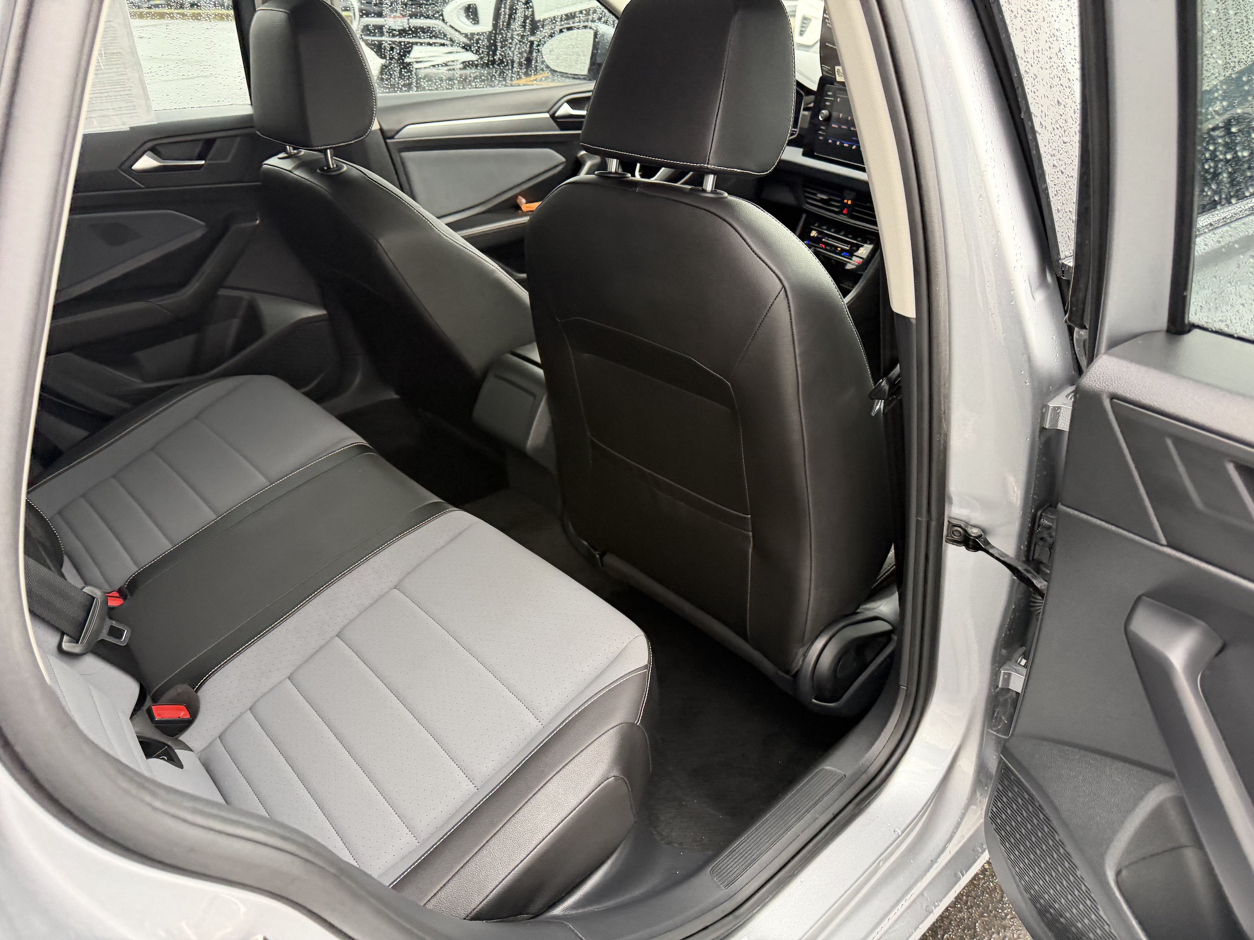 Used 2025 Volkswagen Jetta SE FWD image 29