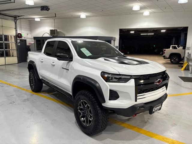 Used 2025 Chevrolet Colorado ZR2 w/ Technology Package AWD/4WD image 3
