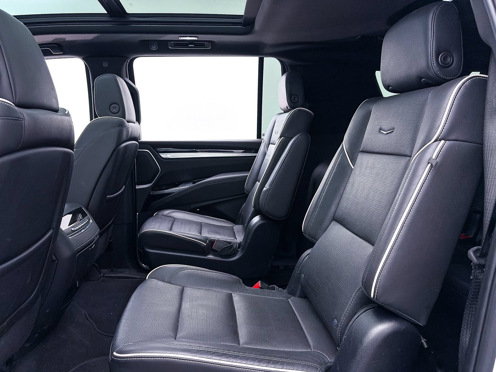 Used 2025 Cadillac Escalade ESV Sport w/ LPO, ONYX Package AWD/4WD image 42