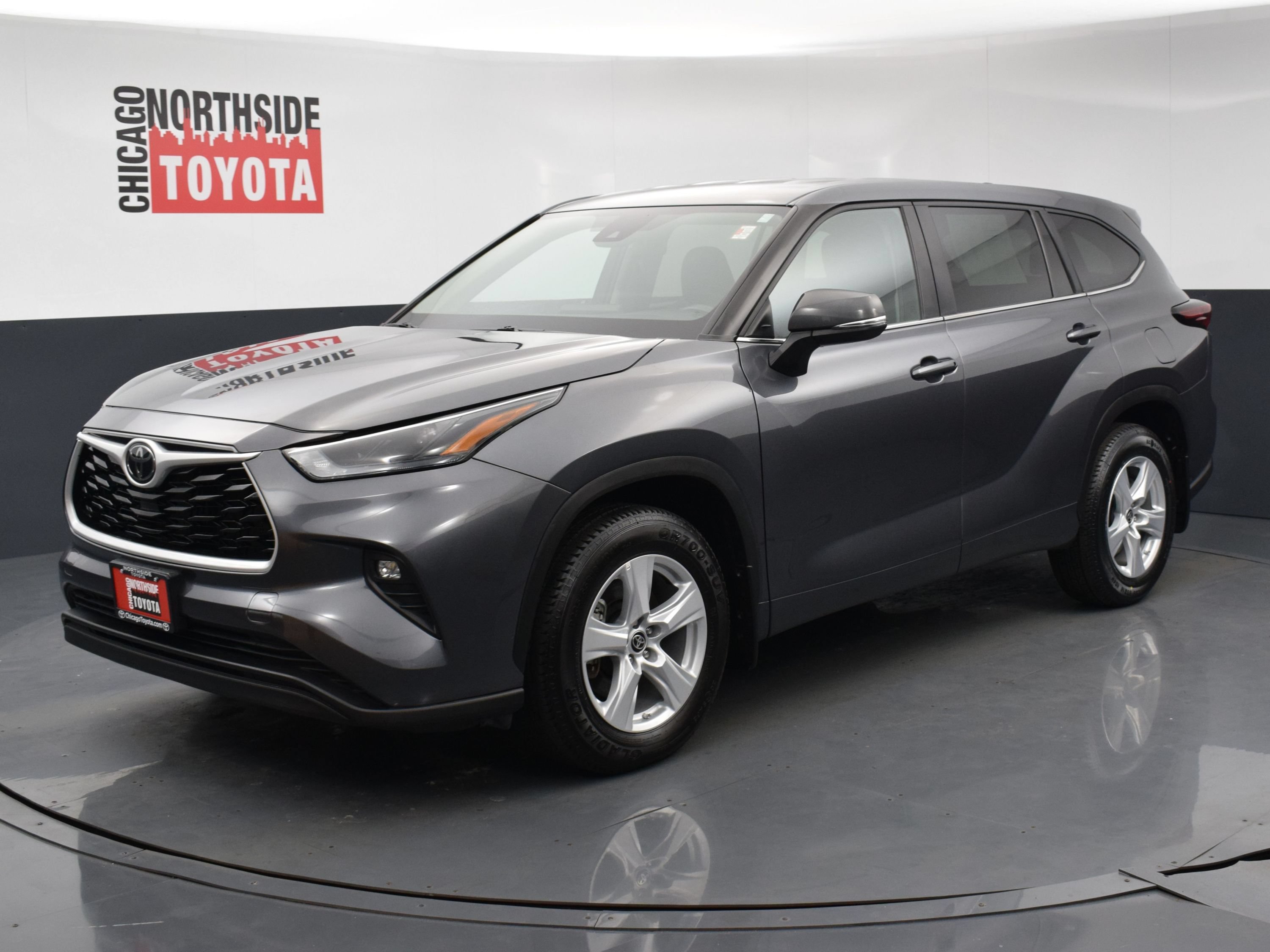 Used 2024 Toyota Highlander LE AWD/4WD image 8