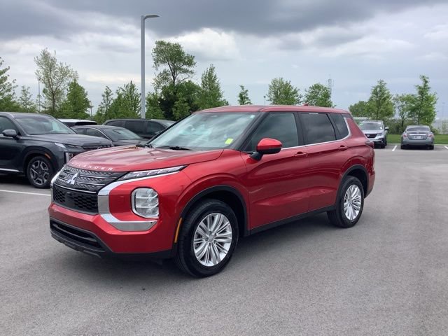 Used 2024 Mitsubishi Outlander ES image 1