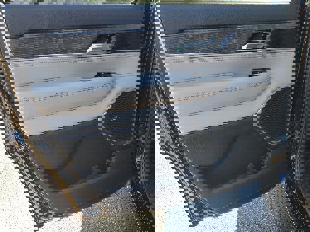 Used 2023 Jeep Wagoneer Series III w/ Preferred Equipment Group image 25