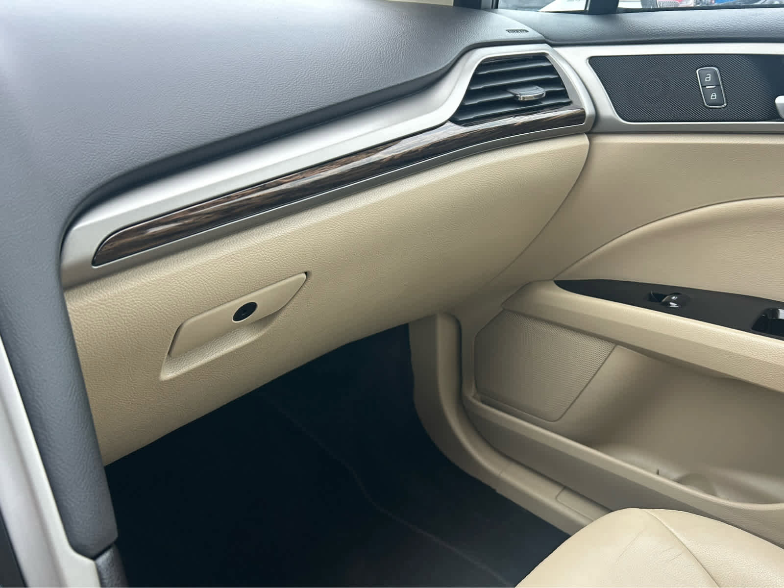 Used 2014 Ford Fusion SE w/ Equipment Group 202A FWD image 28