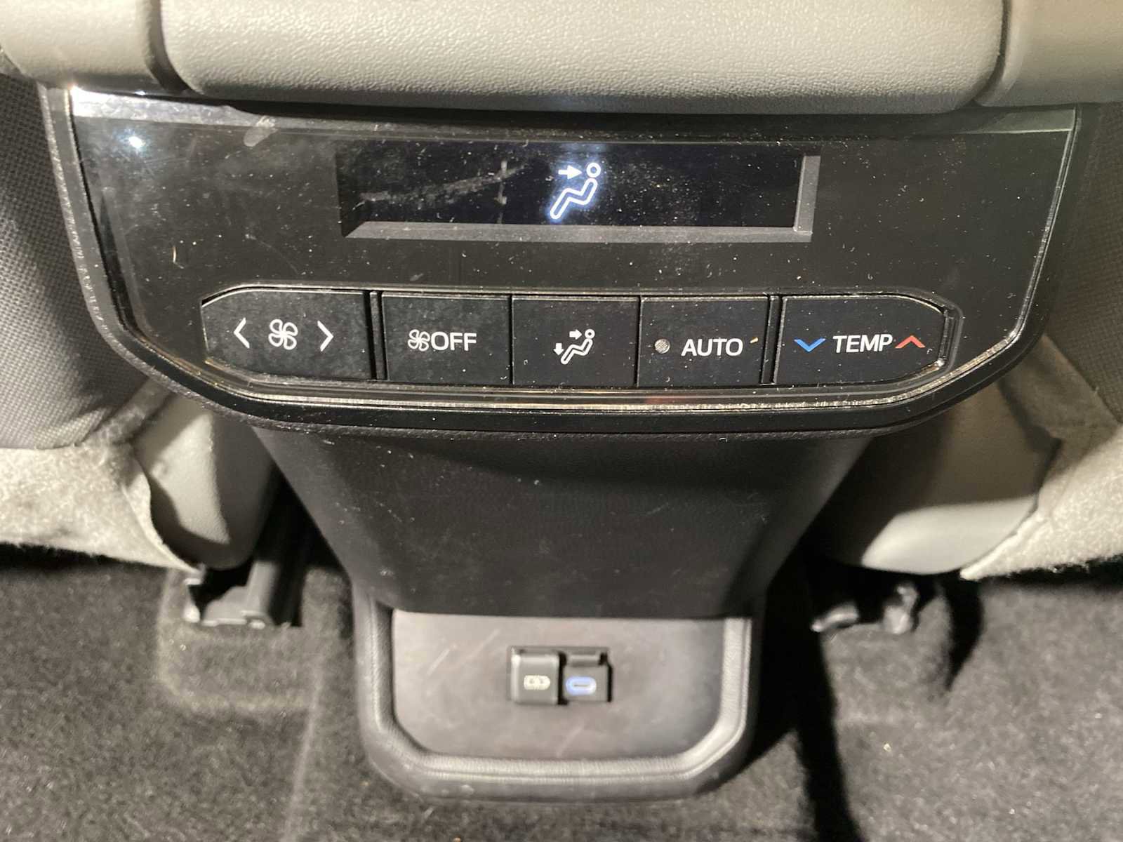 Used 2024 Toyota Highlander LE AWD/4WD image 25