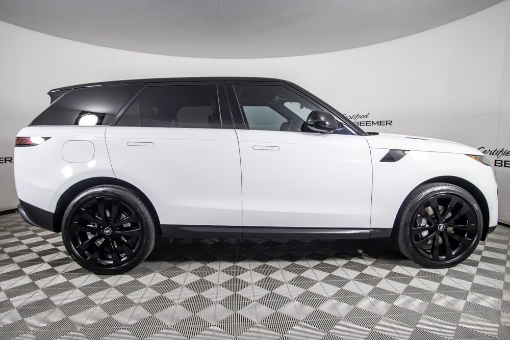 Used 2025 Land Rover Range Rover Sport SE AWD/4WD image 3