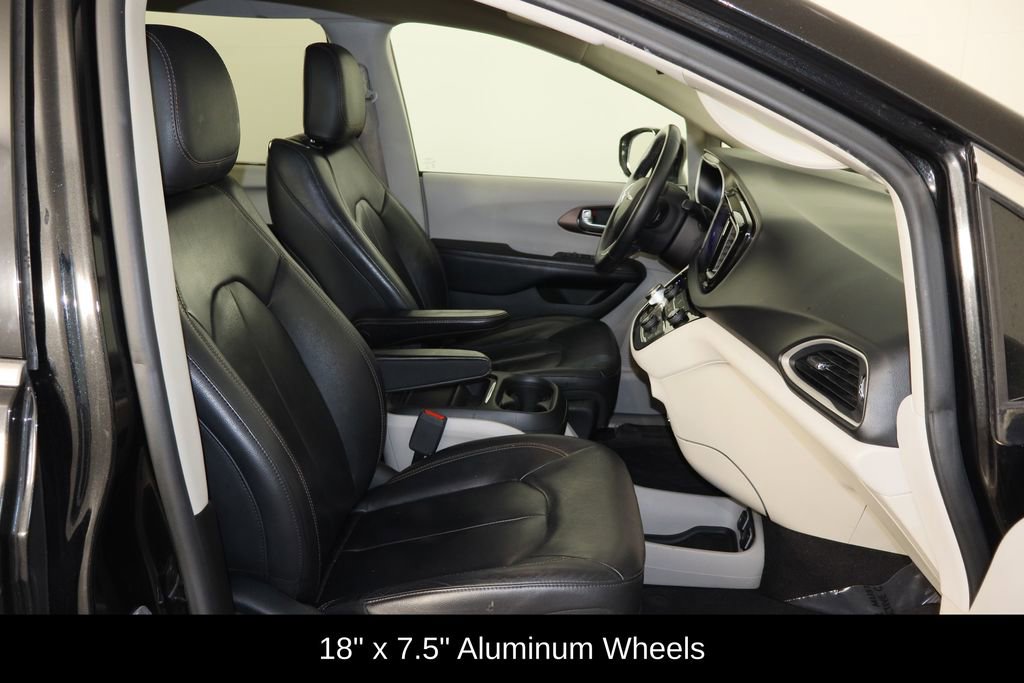 Used 2017 Chrysler Pacifica Touring-L w/ Tire & Wheel Group image 19