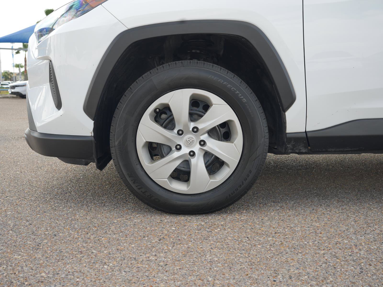 Used 2021 Toyota RAV4 LE image 12