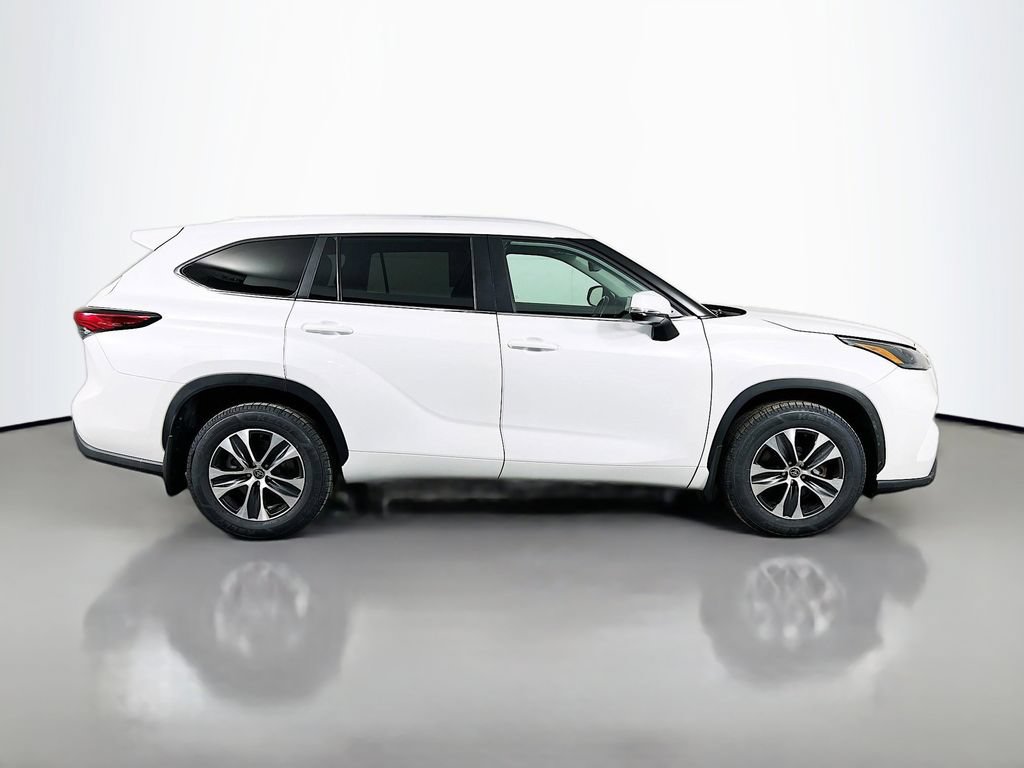 Used 2023 Toyota Highlander XLE AWD/4WD image 4