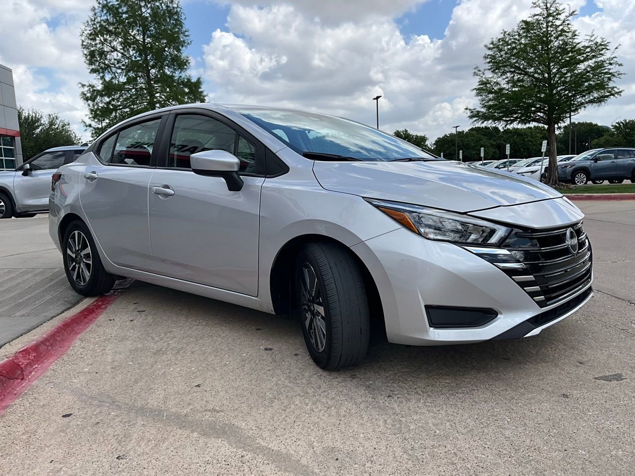 Used 2025 Nissan Versa SV image 4