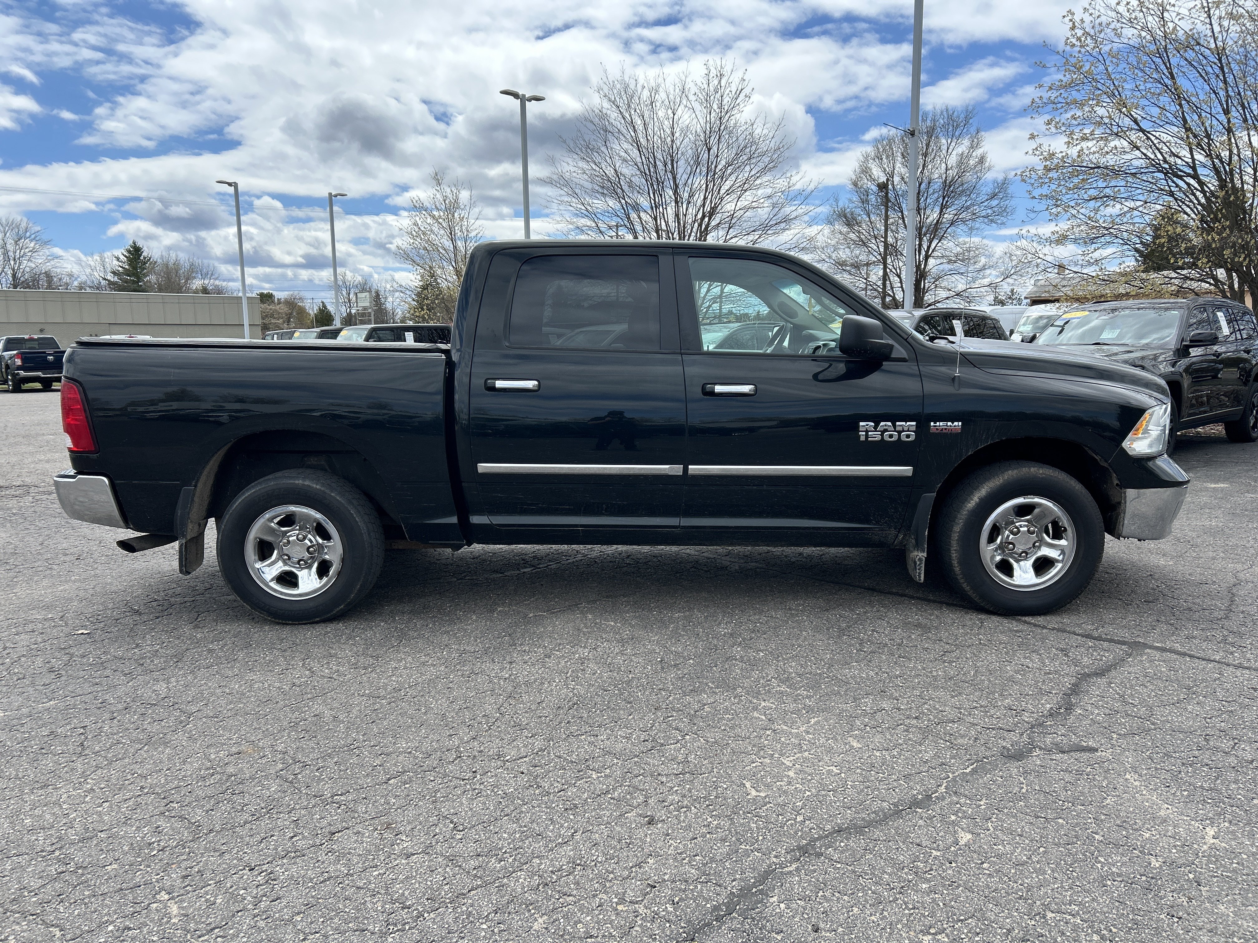 Used 2017 RAM 1500 Classic SLT AWD/4WD image 3