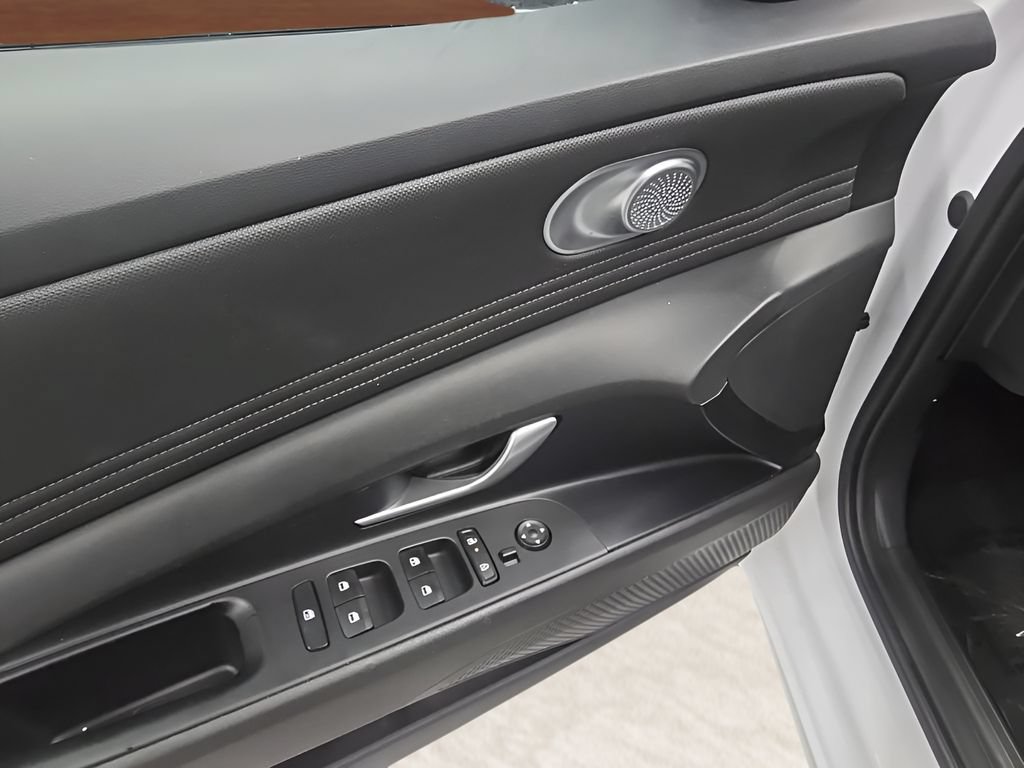 Used 2025 Hyundai Elantra SEL FWD image 32