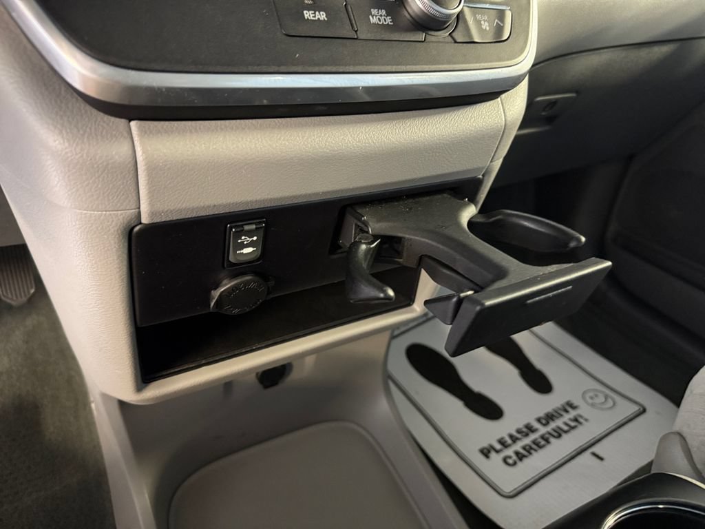 Used 2015 Toyota Sienna LE AWD/4WD image 30