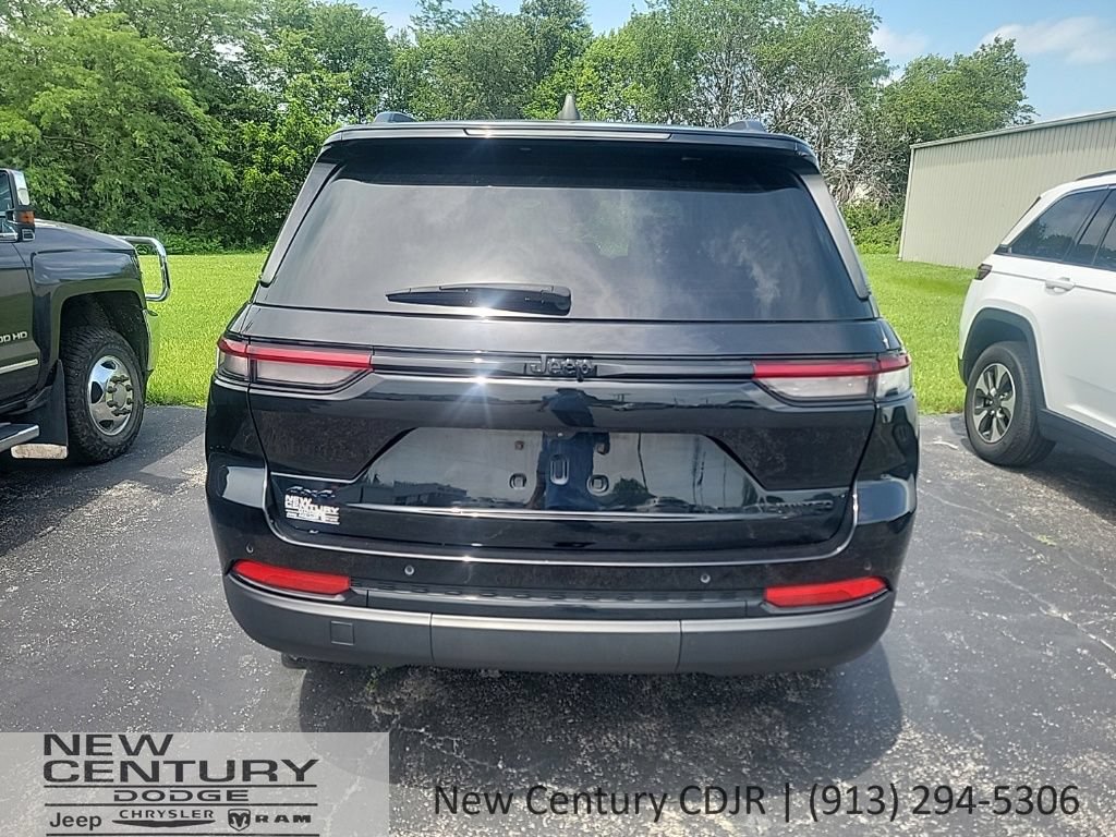 Used 2023 Jeep Grand Cherokee Altitude AWD/4WD image 5