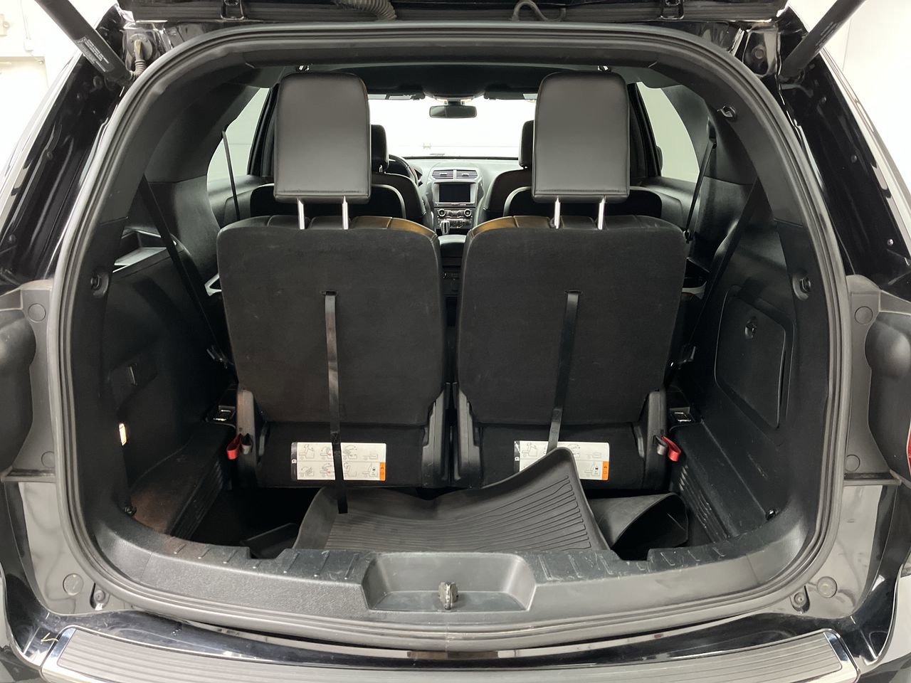 Used 2018 Ford Explorer XLT w/ Equipment Group 202A AWD/4WD image 31