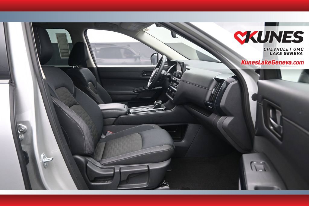 Used 2025 Nissan Pathfinder SV FWD image 28