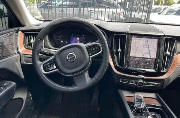 Used 2023 Volvo XC60 B5 Ultimate w/ Climate Package AWD/4WD image 3