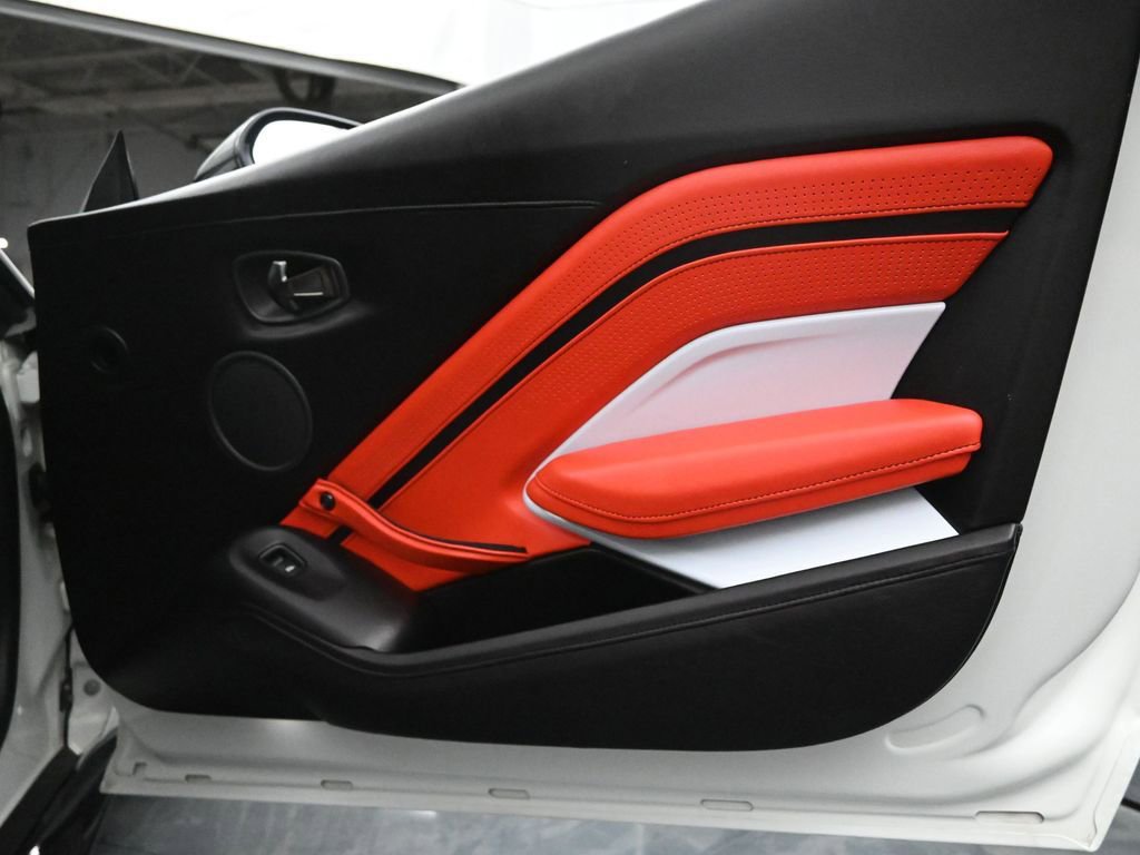 Used 2019 Aston Martin V8 Vantage Coupe image 4