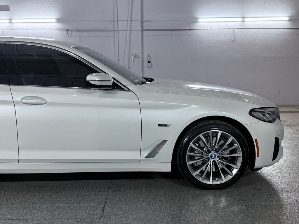 Used 2023 BMW 530e xDrive w/ Premium Package image 4