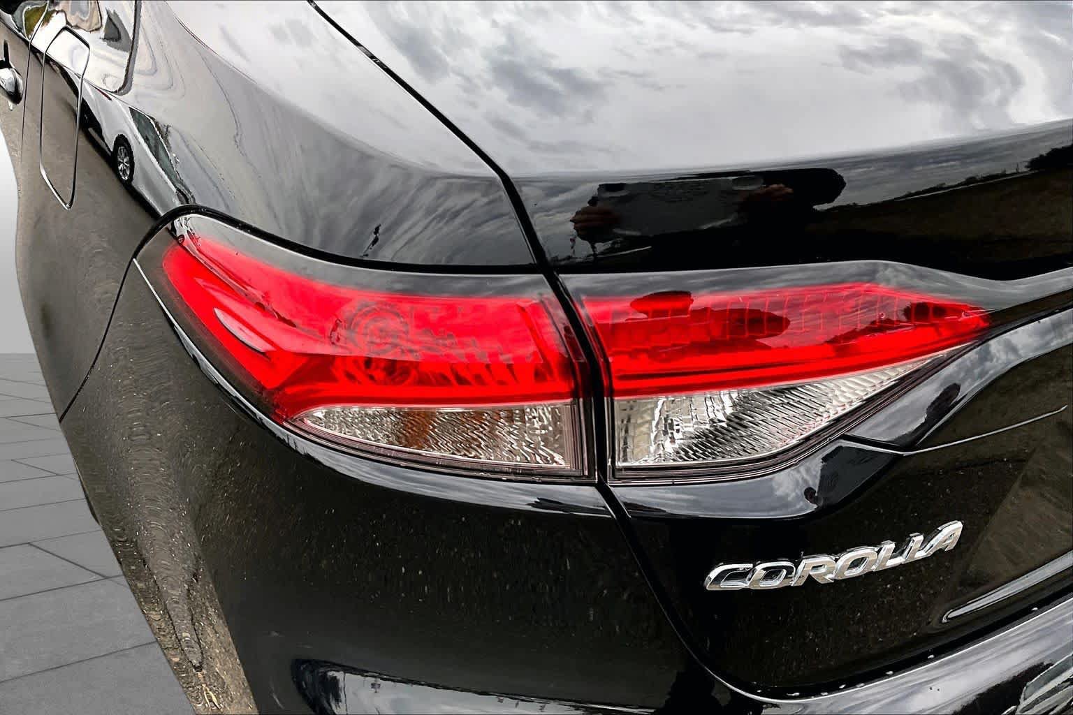 Certified 2025 Toyota Corolla LE FWD image 28