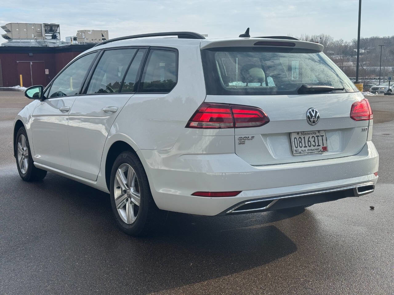 Used 2018 Volkswagen Golf SE image 3
