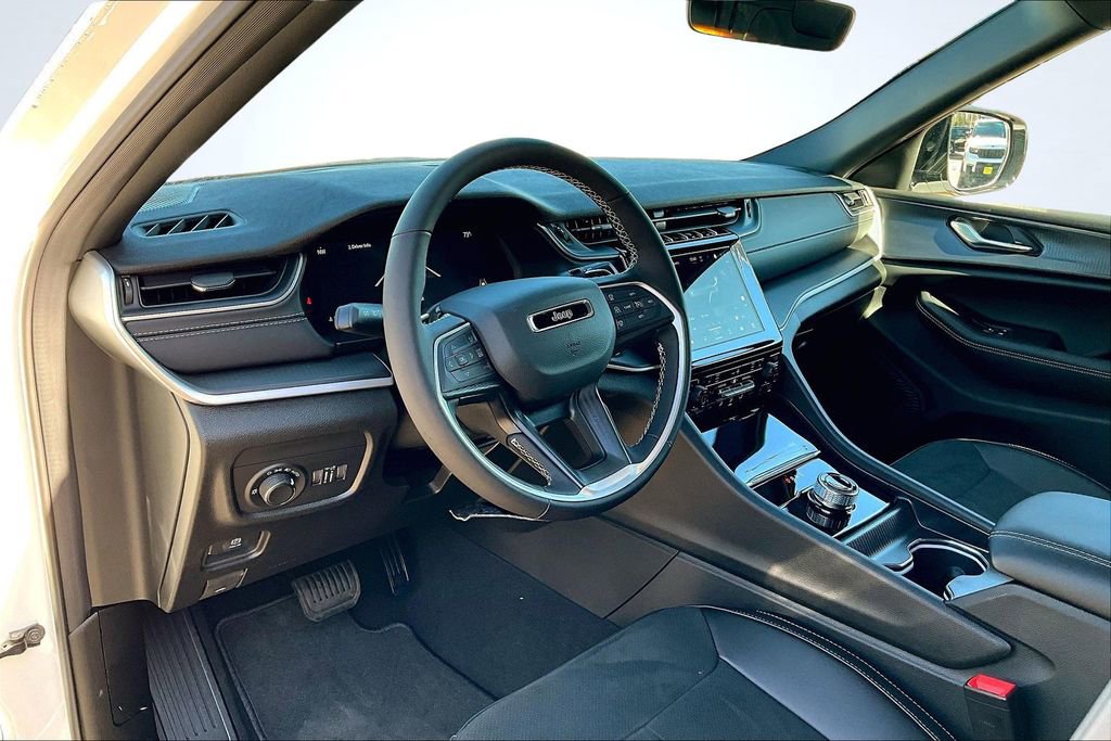 New 2025 Jeep Grand Cherokee Altitude image 6