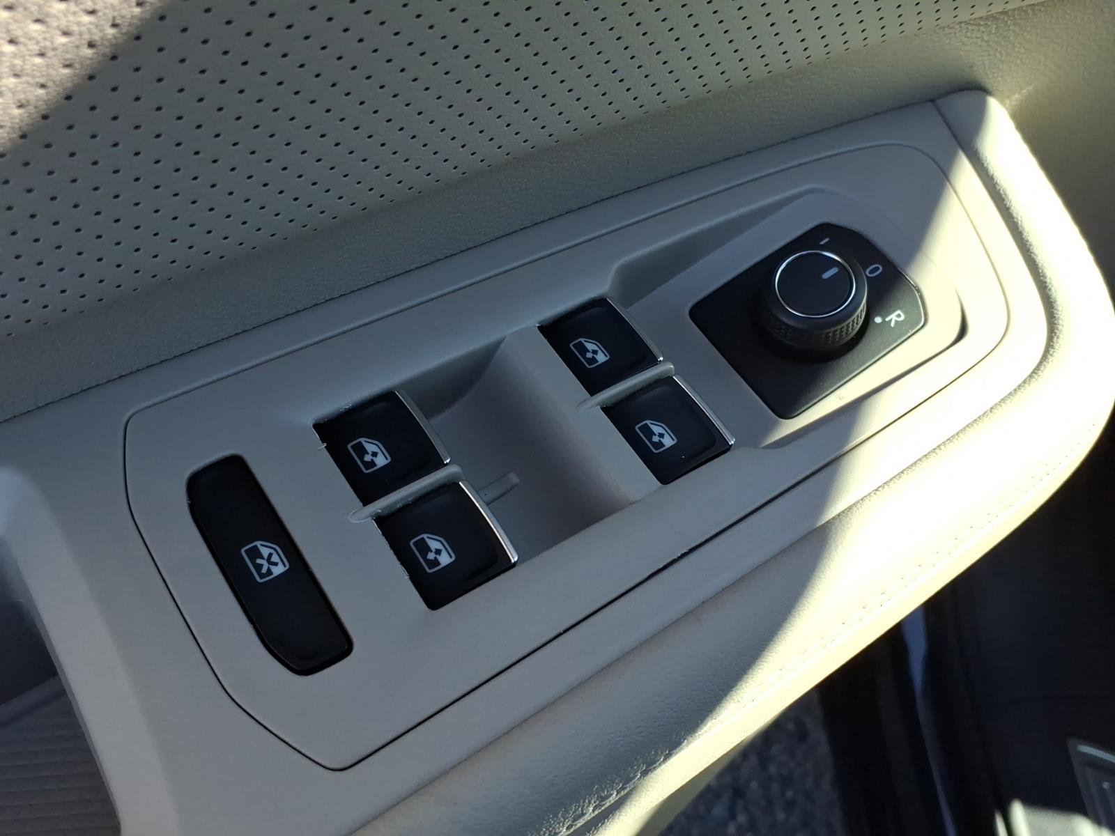 New 2026 Volkswagen Atlas SE image 9