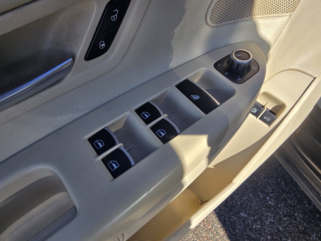 Used 2012 Volkswagen Eos Lux image 25