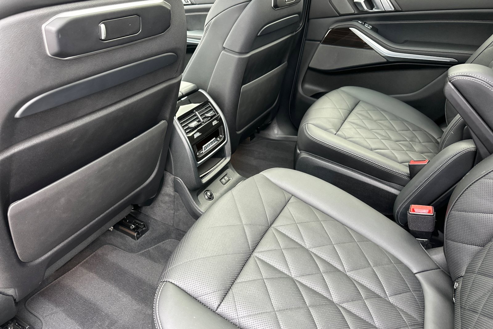 Used 2024 BMW X7 xDrive40i w/ Premium Package AWD/4WD image 11