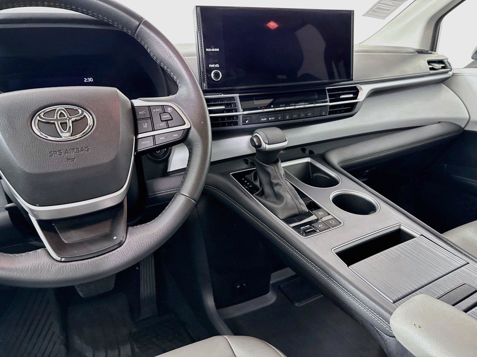 Certified 2025 Toyota Sienna XLE FWD image 32