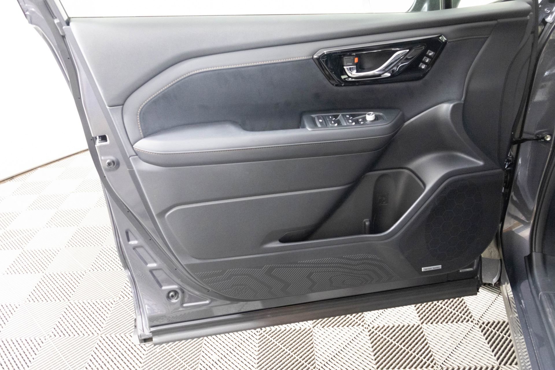 Used 2025 Subaru Forester Touring image 15