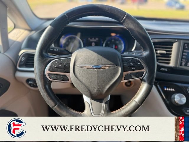 Used 2020 Chrysler Pacifica Touring-L FWD image 15