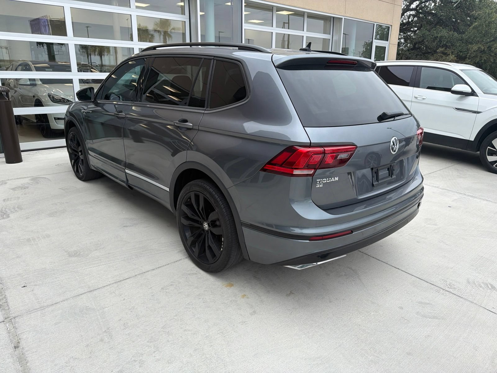 Used 2021 Volkswagen Tiguan SE R-Line FWD image 5