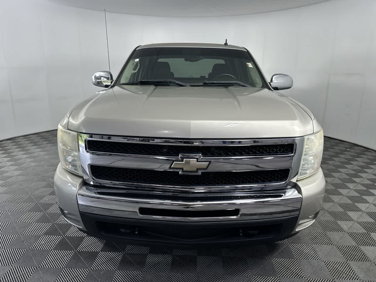 Used 2009 Chevrolet Silverado 1500 LT w/ Power Pack Plus AWD/4WD image 3