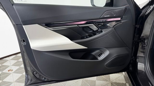 New 2026 BMW 550e xDrive w/ Premium Package image 9