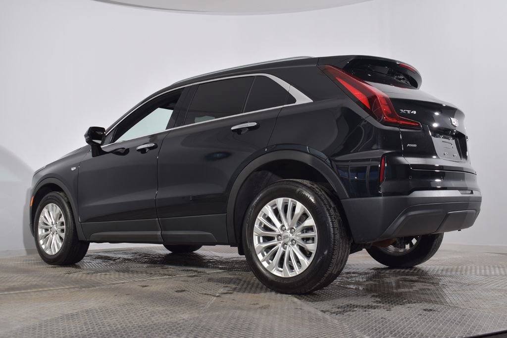 Used 2024 Cadillac XT4 Luxury w/ Cold Weather Package image 3